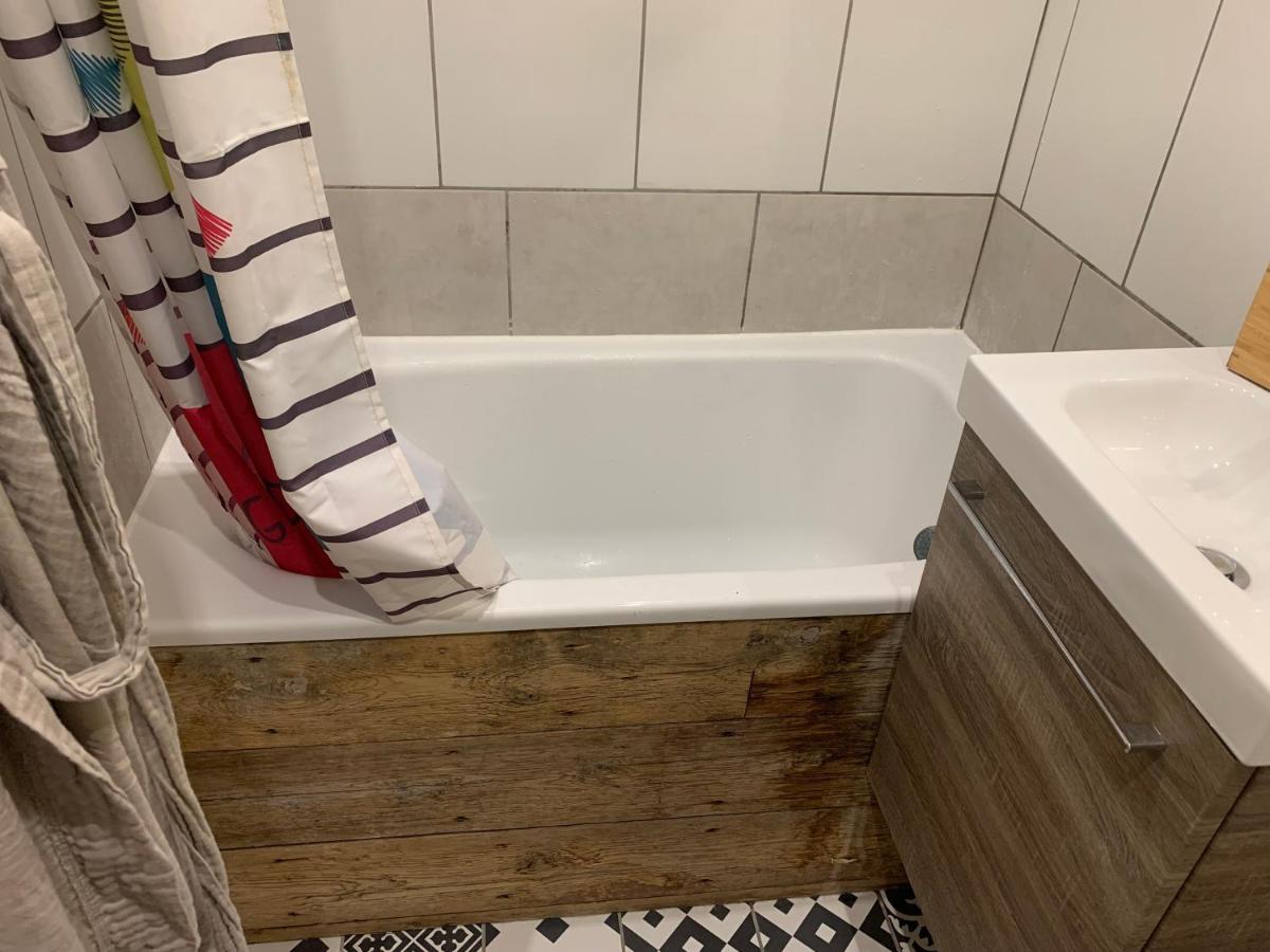 Chambre Avec Salle De Bain Et Cuisine Privee Centre Ville Historique Avec Climatisation Et Patio Bordeaux Dış mekan fotoğraf